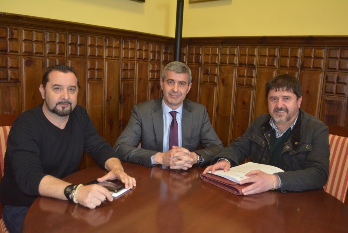 Álvaro Gutiérrez, entre Alberto Tostado y Jorge Vega