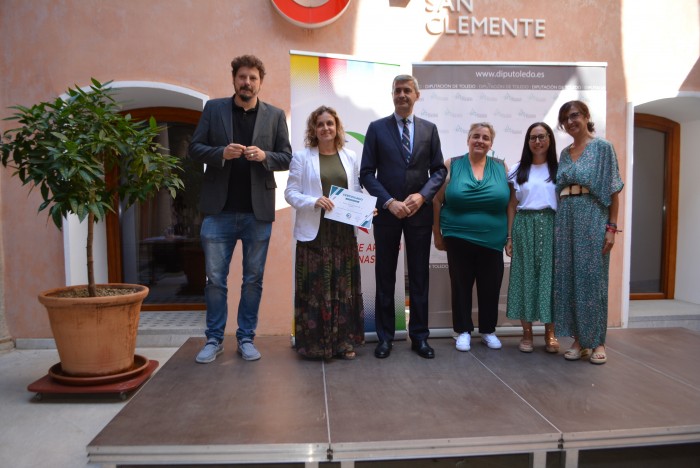 Imagen de Álvaro Gutiérrez entrega certificados Red Municipios Socialmente Responsables (Ajofrín)