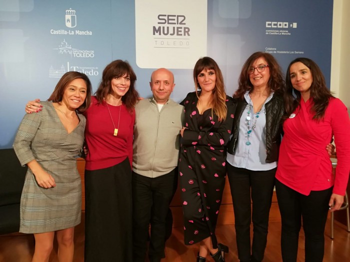 Imagen de Ana Gómez con las participantes