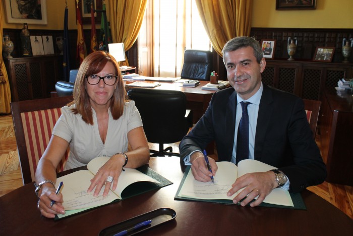 Imagen de Álvaro Gutiérrez y Yolanda Villar en la firma del convenio
