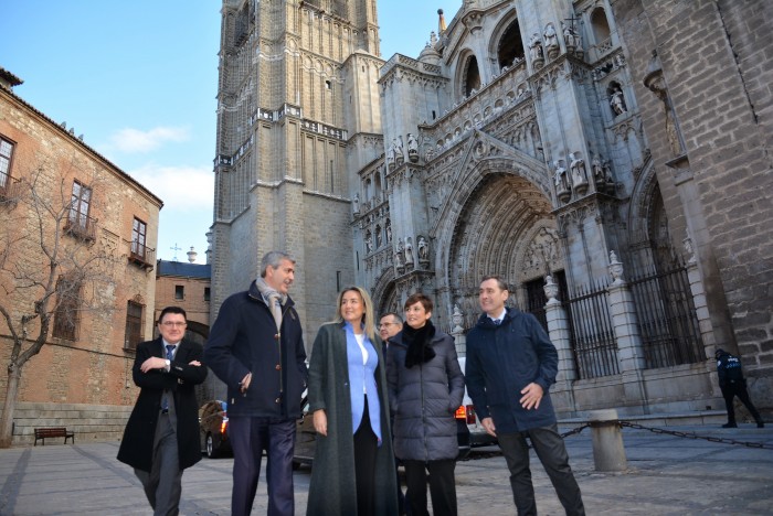 Imagen de Álvaro Gutierrez con la ministra Isabel Rodríguez en la plaza del Ayuntamiento