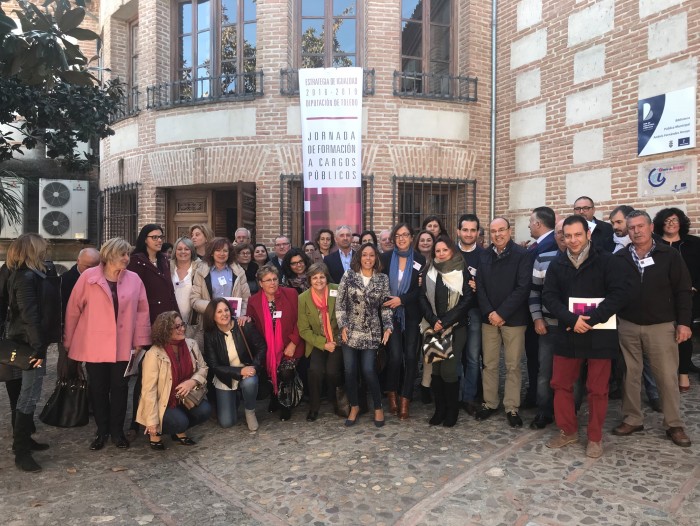 Imagen de Ana Gómez y Charo Navas, en el centro, junto a parte de los asistentes a la jornada