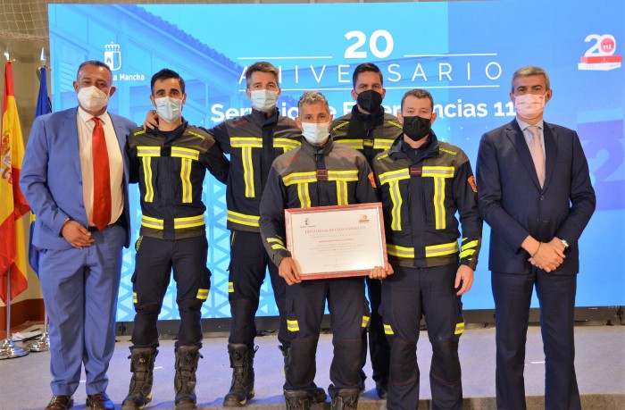 Imagen de Álvaro Gutiérrez y Rafael Martín con los bomberos toledanos