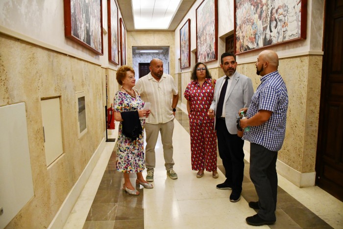 Imagen de  Joaquín Romero con la familia de Tomás Peces en la Galería Espacio Corpus