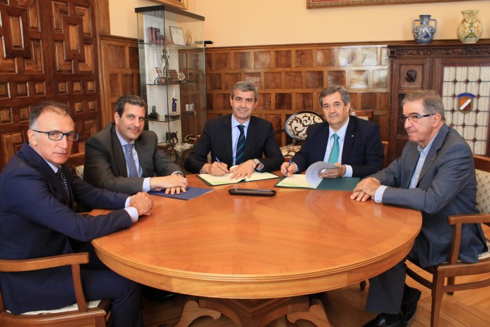 Álvaro Gutiérrez y Humberto Carrasco firmando el acuerdo de apoyo a la Lonja Agropecuaria
