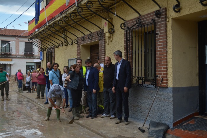 Álvaro Gutiérrez junto a la alcaldesa de Cebolla tras la riada sufrida ayer en la localidad