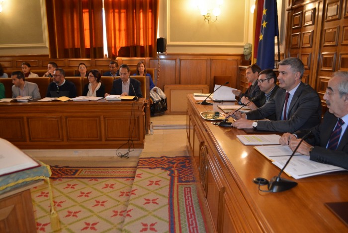 Álvaro Gutiérrez presidiendo el pleno de hoy