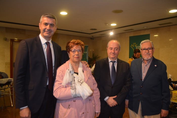 Imagen de Álvaro Gutiérrez con los responsables de la Hermandad de Donantes de Sangre de Toledo