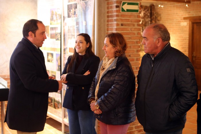 Imagen de Cedillo en su visita a Castillo de Bayuela