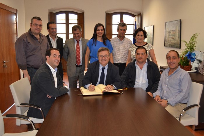 Imagen de García-Tizón firma libro honor Ayuntamiento Quintanar