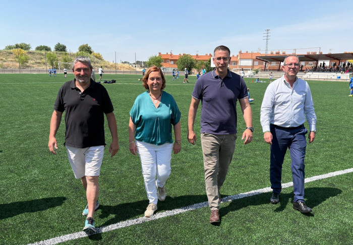 Cedillo, Sánchez y De Hita en la inauguración del nuevo cesped