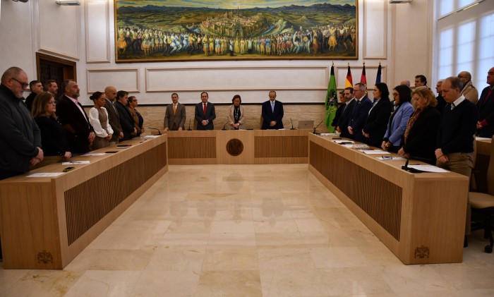 El pleno de la Diputación guarda un minuto de silencio