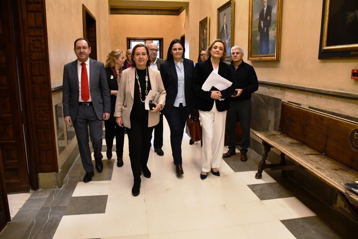 Imagen de La presidenta y diputados antes del pleno