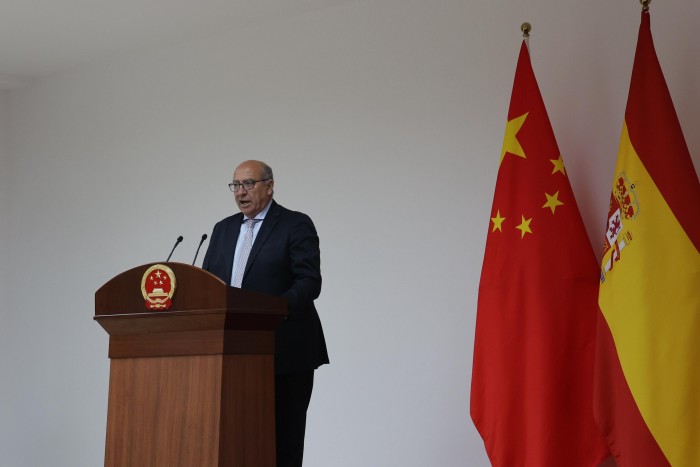 Del Castillo en la embajada China
