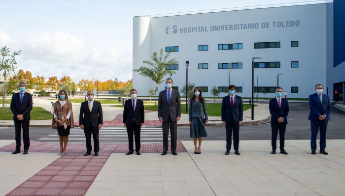 Imagen de Álvaro Gutiérrez junto a los Reyes y resto de autoridades ante el Hospital Universitario de Toledo