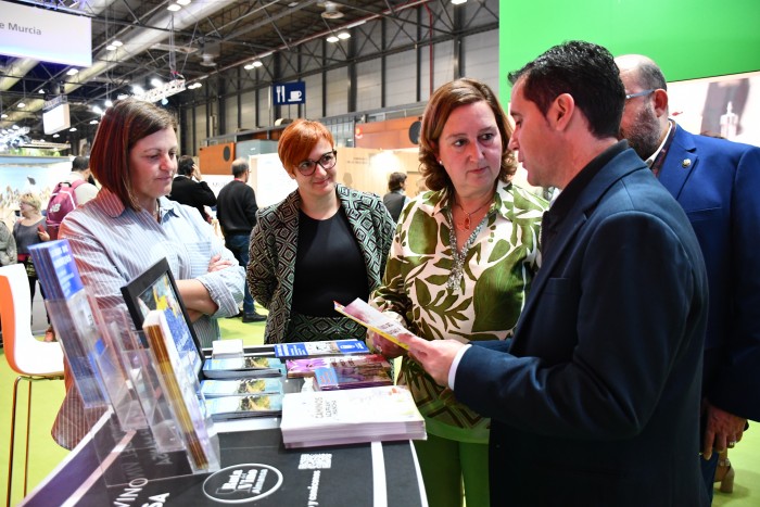 Imagen de 25012024 Cedillo cvisitando el stand