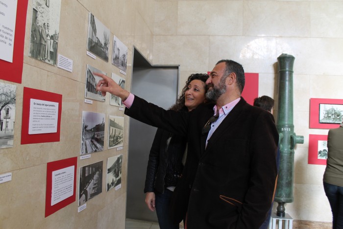 Imagen de El diputado provincial en la exposición de las jornadas de puertas abiertas