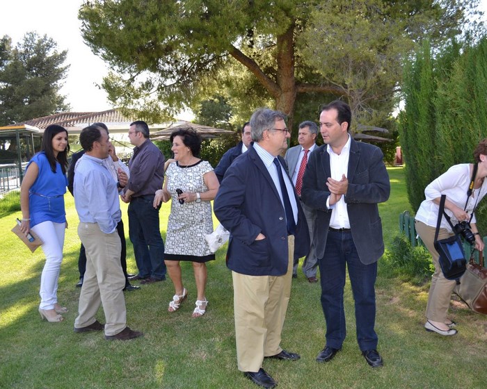 Imagen de García-Tizón visita las obras de la piscina de Quintanar con el alcalde