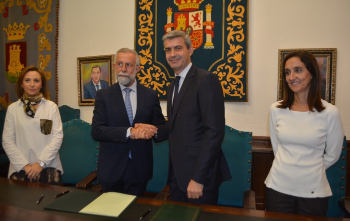 Álvaro Gutiérrez y Jaime Ramos firman el convenio para la rehabilitación de la muralla de Talavera