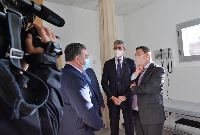 Imagen de Álvaro Gutiérrez y Emiliano García-Page en un momento del recorrido del nuevo centro sanitario