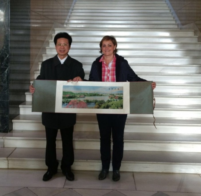 La vicepresidenta de la Diputación de Toledo con el vicepresidente de la región de Huizhou, en China