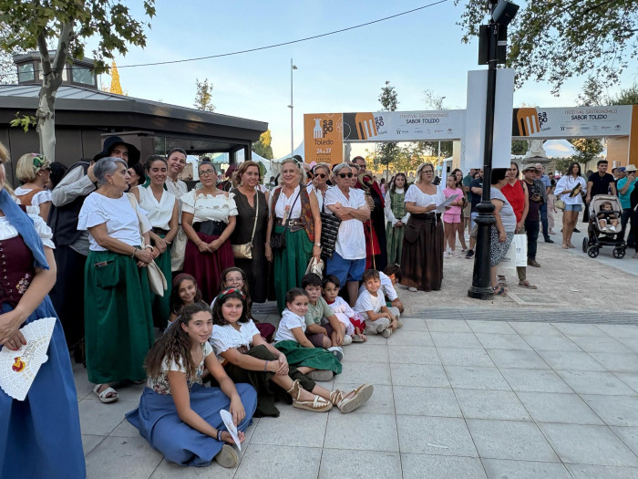 Cedillo compartiendo con grupos de teatro en Sabor Toledo