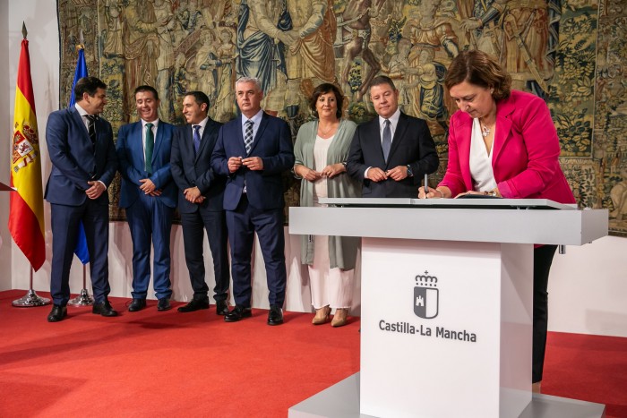 Conchi Cedillo firma el plan de empleo