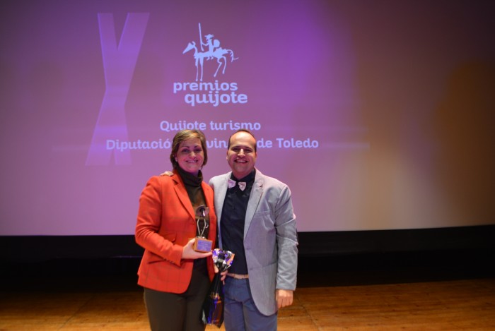 La vicepresidenta recoge el premio a la Diputación de manos de Eduardo Horcajada