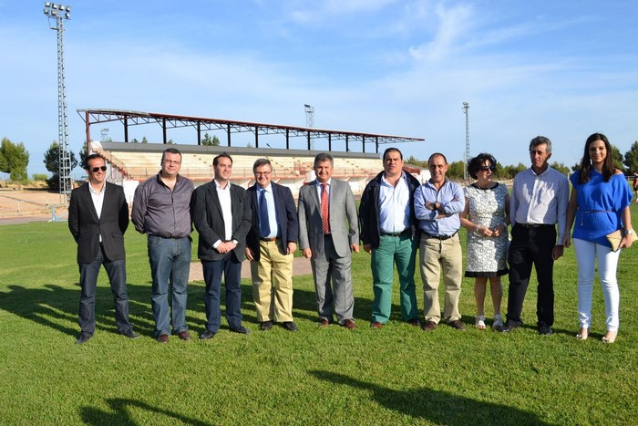 Imagen de García-Tizón y Casas con alcalde y concejales Quintanar en polideportivo