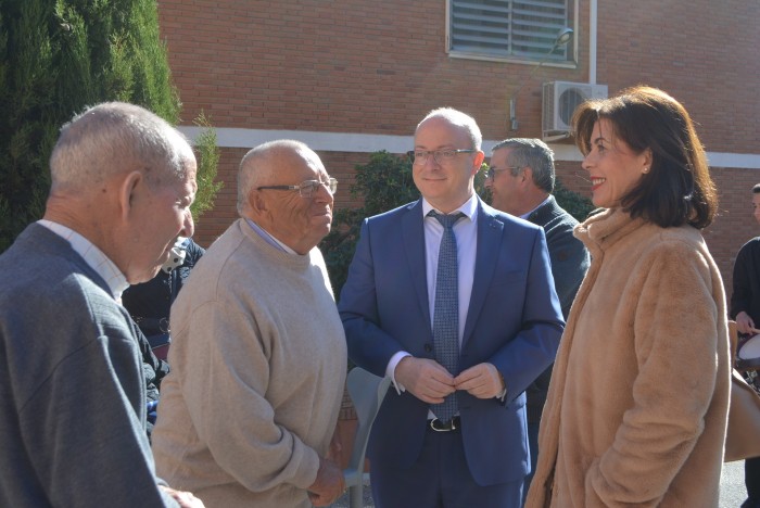 Elvira Manzaneque charlando con residentes y el gerente de la RSA