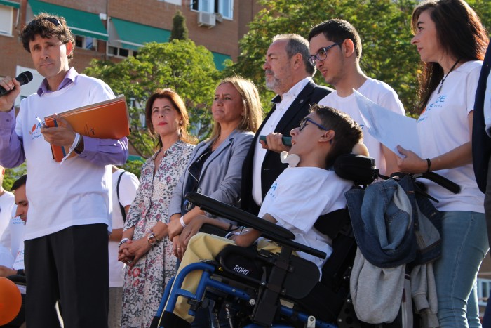 Imagen de Élvira Manzaneque y María Teresa Puig junto a los responsables y miembros de APACE