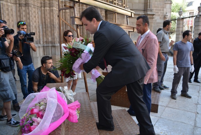 Depositando el ramo de flores en la Puerta de Reyes