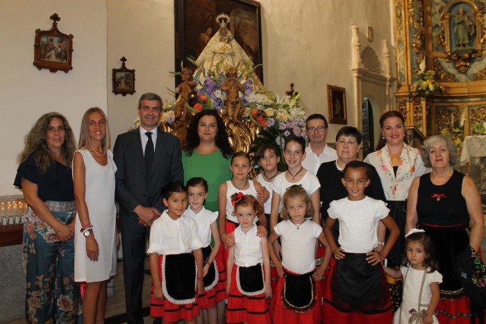 Álvaro Gutiérrez junto a la alcaldesa, el equipo de Gobierno municipal y el Grupo de Jotas