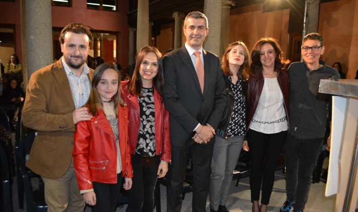 Imagen de Álvaro Gutiérrez con las artistas participantes