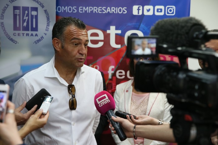 Imagen de Rafael Martín atendiendo a los medios de comunicación minutos antes de inaugurarse el encuentro