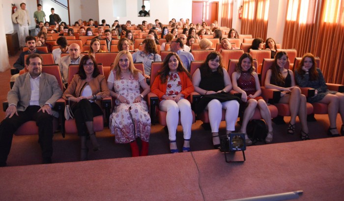 Imagen de Ana Gómez con las universitarias graduadas