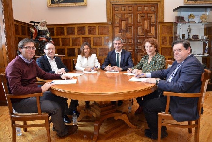 Álvaro Gutiérrez con los alcaldes y alcaldesas firmantes de los convenios