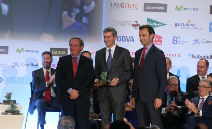 Imagen de Álvaro Gutiérrez con el premio que ha otorgado a la Diputación de Toledo este año