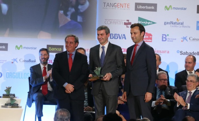 Imagen de Álvaro Gutiérrez con el premio que ha otorgado a la Diputación de Toledo este año