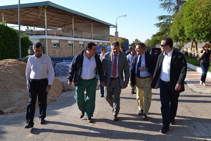 Imagen de García-Tizón y Casas con alcalde y concejales visitan obras piscina Quintanar