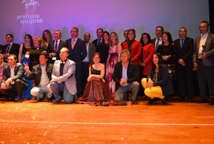 Imagen de María Ángeles García con todos los premiados