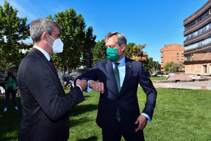 Álvaro Gutiérrez saludando a Javier López