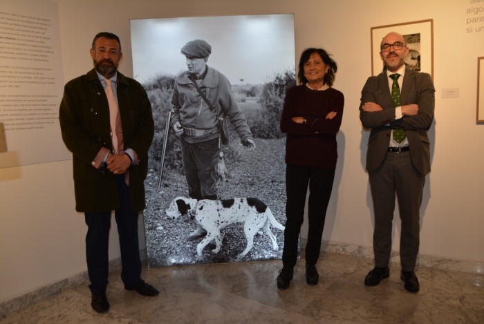 Posando junto a una foto de Miguel Delibes