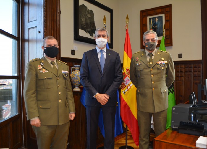 Imagen de Álvaro Gutiérrez con el delegado entrante y saliente