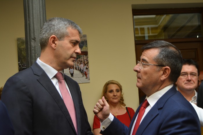 Imagen de Álvaro Gutiérrez con el nuevo subdelegado del Gobierno