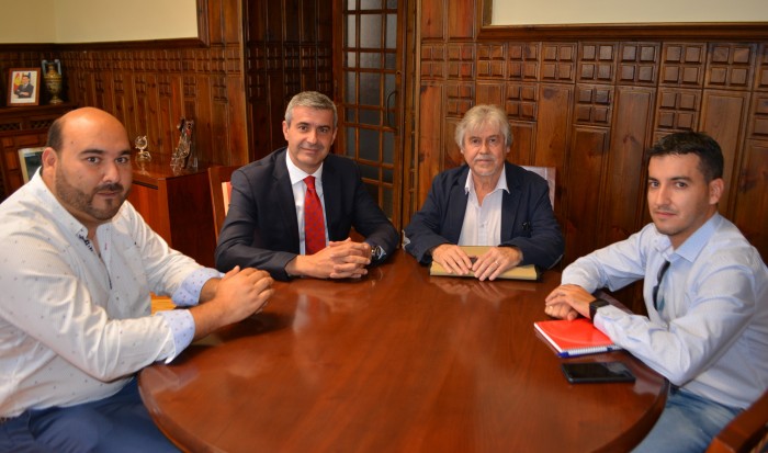 Imagen de Álvaro Gutiérrez con Ismael Pinel y concejales del Ayuntamiento de La Puebla de Montalbán