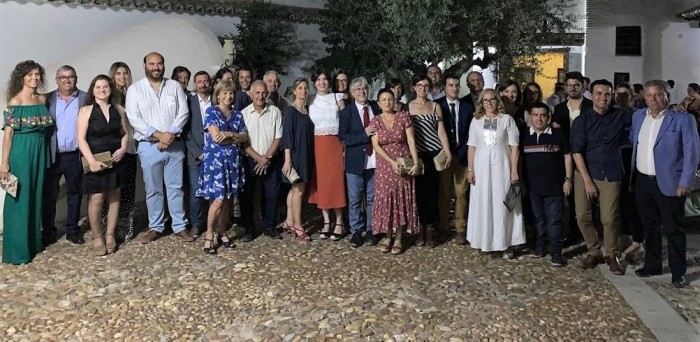 Imagen de Ana Gómez junto a Ismael Pinel y los asistentes a las fiestas de La Puebla de Montalbán