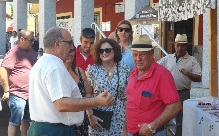 Imagen de Cebas con el alcalde en el mercadillo