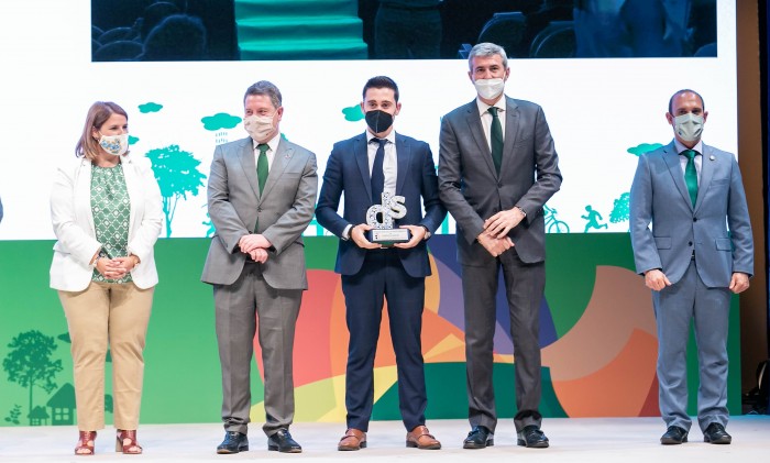 Imagen de Álvaro Gutiérrez junto a José Antonio Ruiz, con el Premio de Medio Ambiente, y Emiliano García Page