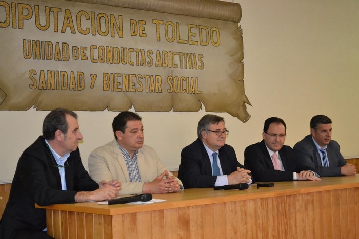Imagen de García-Tizón entrega diplomas del Curso de Restauración de Madera